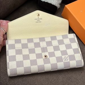 NOT AUTHENTIC Louis Vuitton wallet diameter